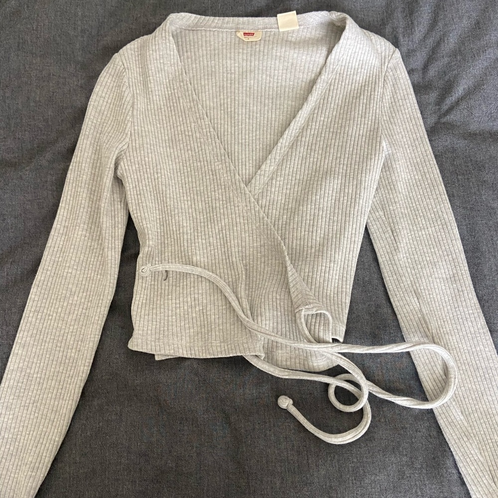 Levis cropped shirt and sweater size S